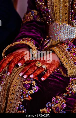 Donna marocchina con tradizionali dipinti henné mani Foto Stock