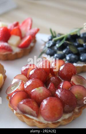 Crostate di frutta francese crostata di fragole crostata di pesca crostata di mirtilli crostata di uva Foto Stock