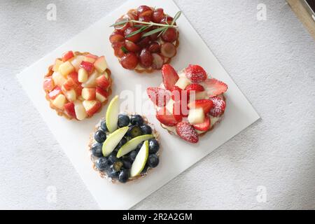 Crostate di frutta francese crostata di fragole crostata di pesca crostata di mirtilli crostata di uva Foto Stock