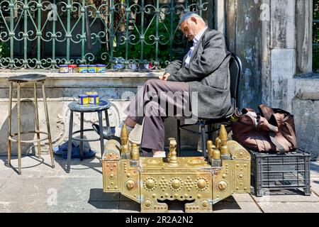Istanbul Turchia. Un nero di scarpe sonnolento Foto Stock