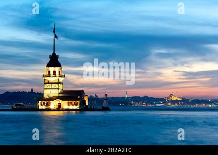 Istanbul Turchia. La torre della Maiden sul Bosforo e la moschea di Süleymaniye al tramonto Foto Stock