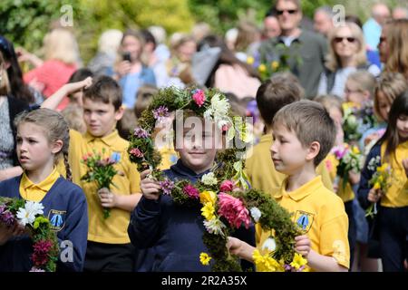 Bisley, Glos, Regno Unito. 18th maggio, 2023. In un'attività tradizionale del Cotswold, i bambini della scuola elementare Blue Coat festeggiano il giorno dell'Ascensione sfilando attraverso il villaggio. I bambini indossano uniformi in stile vittoriano tradizionale. I ghirlande di fiori sono trasportati alle campane che poi decorano. La tradizione iniziò nel 1863 quando il Vicario, il reverendo Keble rese grazie per l'acqua pulita dei villaggi. Credit: JMF News/Alamy Live News Foto Stock