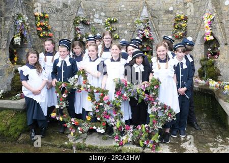 Bisley, Glos, Regno Unito. 18th maggio, 2023. In un'attività tradizionale del Cotswold, i bambini della scuola elementare Blue Coat festeggiano il giorno dell'Ascensione sfilando attraverso il villaggio. I bambini indossano uniformi in stile vittoriano tradizionale. I ghirlande di fiori sono trasportati alle campane che poi decorano. La tradizione iniziò nel 1863 quando il Vicario, il reverendo Keble rese grazie per l'acqua pulita dei villaggi. Credit: JMF News/Alamy Live News Foto Stock