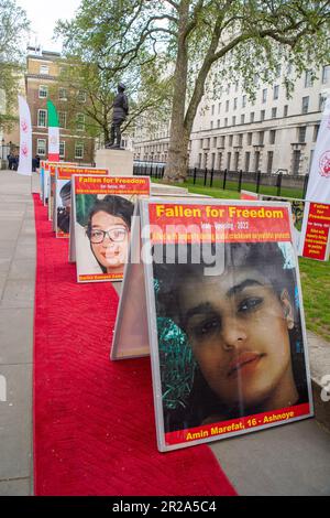 Whitehall, Londra, Regno Unito. 17th maggio, 2023. Una protesta contro la fine dell'esecuzione in Iran è stata tenuta oggi di fronte a Downing Street a Londra. I manifestanti chiedono agli Stati membri delle Nazioni Unite, compreso il Regno Unito, di contribuire a cambiare il regime iraniano della "dittatura religiosa”. Le fotografie di coloro che sono stati uccisi in Iran sono state messe su un tappeto rosso. Credit: DLeLife/Alamy Live News Foto Stock