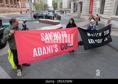 Gli attivisti del clima hanno una bandiera che dice "No ad Adani Coal" in una protesta contro la sponsorizzazione del Museo della Scienza di Londra per i combustibili fossili. Foto Stock