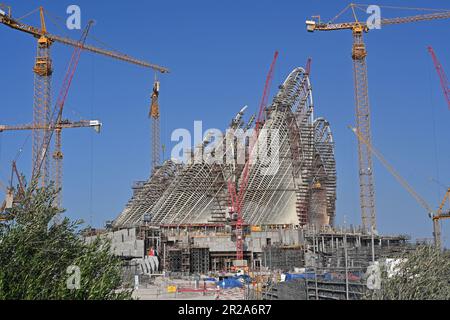 Costruzione di torri a forma di falco del Museo Nazionale Zayed sull'Isola di al Saadiyat, Distretto Culturale. Il museo prende il nome da Sheikh Zayed bin Foto Stock