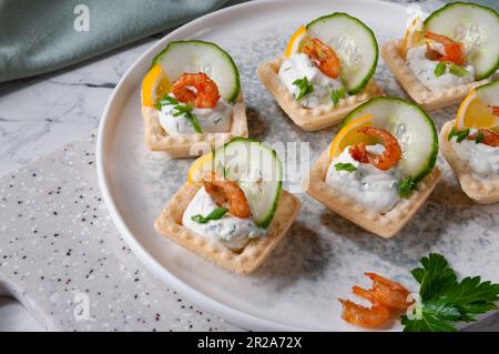 Tartine con imbottitura adagiate su un asse di pietra. Foto Stock