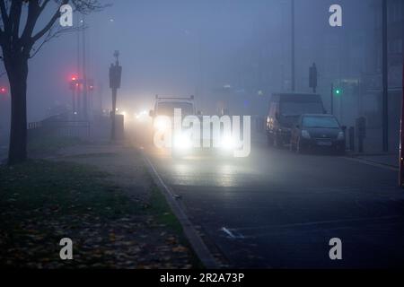 Una fitta nebbia avvolge il traffico e i pendolari a Dagenham, East London, al mattino. Foto Stock