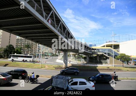 salvador, bahia, brasile - 17 maggio 2023: Ponte pedonale per attraversamento nella regione di Iguatem nella città di Salvador. Foto Stock