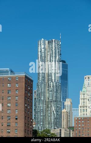 New York City, NY, USA-agosto 2022; vista dal basso angolo del grattacielo all'8 Spruce Street (in precedenza Beekman Tower) progettata da Frank Gehry Foto Stock