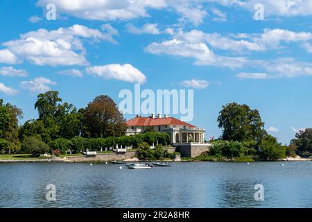 Greenwich, Connecticut, USA-agosto 2022; vista sull'acqua del porto di Greenwich verso Indian Harbor Point Foto Stock