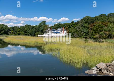 Greenwich, Connecticut, USA-agosto 2022; vista sulle tranquille acque di Smith Cove, affacciata sull'entroterra, su letti di canne e proprietà residenziali Foto Stock