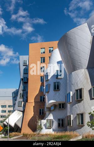 Boston, ma, USA-agosto 2022; Vista verticale di Ray e Maria Stata Center o Building 32 progettato da Frank Gehry Foto Stock