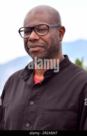 Cannes, Frankreich. 18th maggio, 2023. Steve McQueen beim Photocall zum Dokumentarfilm 'Città occupata' auf dem Festival de Cannes 2023/76. Internationale Filmfestspiele von Cannes am Palais des Festivals. Cannes, 18.05.2023 Credit: Geisler-Fotopress GmbH/Alamy Live News Foto Stock