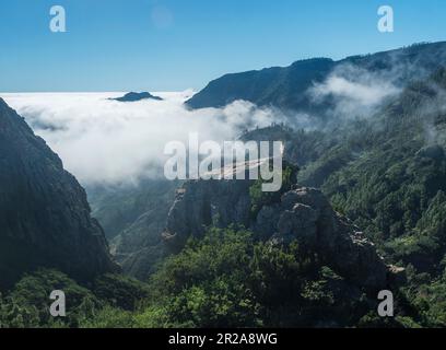 Vista panoramica dal Mirador de Roque Agando massiccia formazione di rocce vulcaniche Roque de Agando nel Parco Nazionale di Garajonay a la Gomera, Isole Canarie Foto Stock