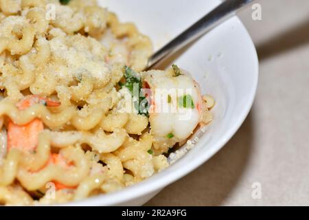 Un primo piano di tagliatelle e gamberetti. Foto Stock