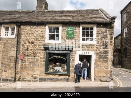 Il più antico negozio di dolci in Inghilterra su Pateley Bridge High Street, North Yorkshire, Inghilterra, Regno Unito Foto Stock