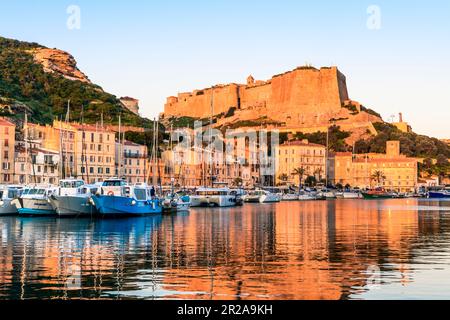 BONIFACIO, FRANCIA - 9 APRILE 2023: Porto e Cittadella in Corsica Foto Stock