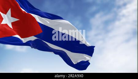 Bandiera nazionale cubana che sventola nel vento in una giornata limpida. Cinque strisce blu e bianche, un triangolo rosso sul paranco con una stella bianca. 3d illustrazione rend Foto Stock