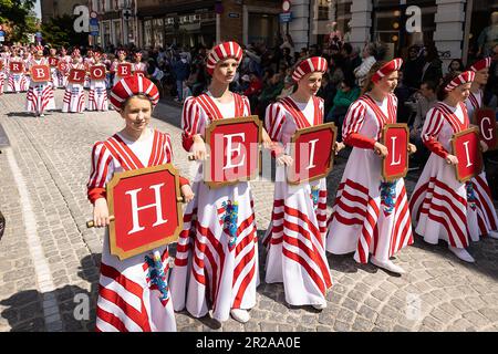 Brugge, Belgio. 18th maggio, 2023. L'immagine mostra la processione del Sacro sangue (Heilige Bloedprocessie - Processione Saint-Sang), che si terrà giovedì 18 maggio 2023 a Brugge. Durante la processione, la reliquia del sangue Santo viene trasportata dalla basilica del sangue Santo alla cattedrale del Santo Salvatore attraverso il centro della città di Bruges. FOTO DI BELGA JAMES ARTHUR GEKIERE Credit: Belga News Agency/Alamy Live News Foto Stock