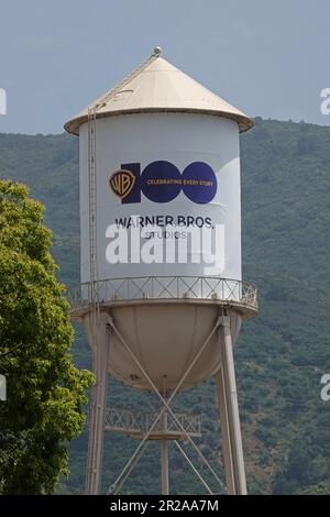 Burbank, California / USA - 12 maggio 2023: Un wrap temporaneo Warner Brothers Studios, commemorando 100 anni da quando la società è stata incorporata, legge Foto Stock