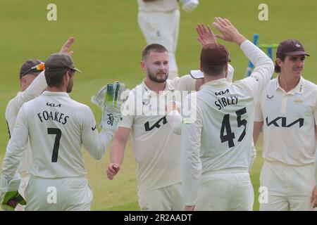 18 maggio , 2023, Londra, Regno Unito. Gus Atkinson celebra il Surrey dopo aver ricevuto il wicket di Tawanda Muyeye mentre Surrey prende il Kent nel campionato della contea al Kia Oval, giorno uno. David Rowe/Alamy Live News. Foto Stock