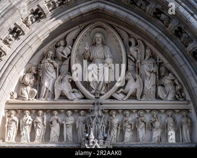 Bassorilievi sopra l'ingresso alla Cattedrale di San Colman nella città irlandese di COB. Foto Stock