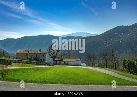 Antichi casali restaurati sulle colline dell'Appennino emiliano. Emilia-Romagna, Italia, Europa Foto Stock