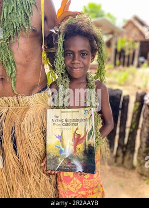 Donazioni bilingue di libri del progetto Adventures of Pili nell'isola di Utupua nelle Solomoni Foto Stock