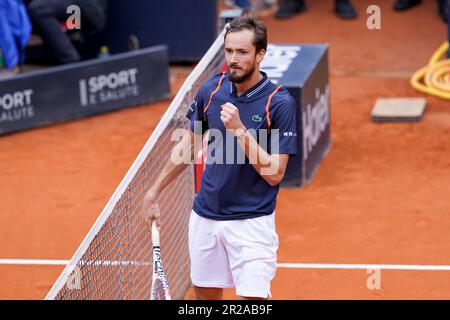 Danil Medvedev di Russia festeggia nel corso della Quarter-Final Men's Singles contro Yannick Hanfmann di Germania durante il giorno otto degli internazionali BNL D'Italia 2023 al Foro Italico il 18 maggio 2023 a Roma. Credit: Giuseppe Maffia/Alamy Live News Foto Stock