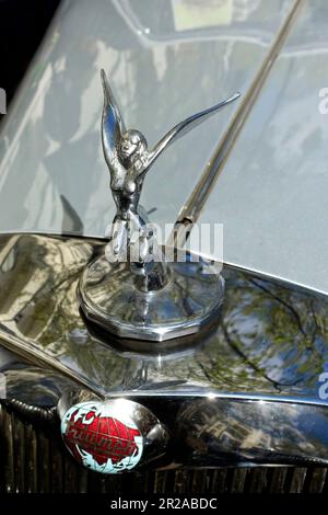 Trionfo Vitesse emblema e cappuccio, Classic Days 2023 a Berlino, Germania Foto Stock