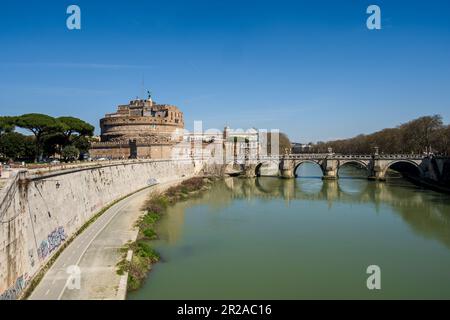 ROM, Italien, März 2023 Der Fluß Tevere in Rom mit der Engelsburg und der Ponte St. Angelo in der Mittagssonne Foto Stock