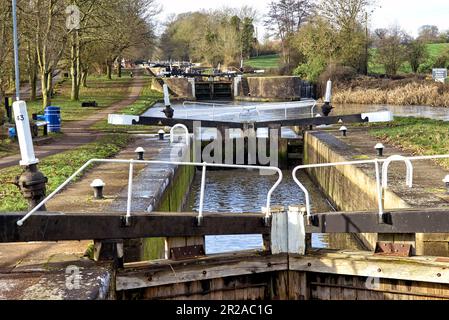 Le chiuse di Hatton o volo Hatton sono un volo di 21 chiuse sul Grand Union Canal a Hatton, Warwickshire, Inghilterra. Foto Stock