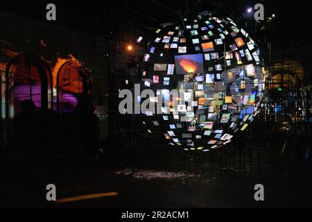 Londra, Regno Unito. 17th maggio, 2023. L'artista americano Sarah Sze ha installato una nuova opera d'arte nella vecchia sala d'attesa della stazione ferroviaria Peckham Rye di Londra, che è stata imbarcata per oltre 60 anni. Le immagini in continuo cambiamento vengono proiettate su fogli di carta disposti a forma di mezzo globo, mentre una colonna sonora di clic, battiti cardiaci e suoni amniotici delicati incoraggia lo spettatore a uno stato meditativo. La mostra, finanziata da Artangel, è aperta al pubblico venerdì 19 giugno, fino al 17 settembre. Credit: Rachel Royse/Alamy Live News Foto Stock