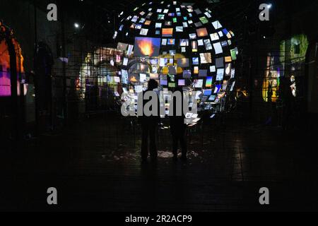 Londra, Regno Unito. 17th maggio, 2023. L'artista americano Sarah Sze ha installato una nuova opera d'arte nella vecchia sala d'attesa della stazione ferroviaria Peckham Rye di Londra, che è stata imbarcata per oltre 60 anni. Le immagini in continuo cambiamento vengono proiettate su fogli di carta disposti a forma di mezzo globo, mentre una colonna sonora di clic, battiti cardiaci e suoni amniotici delicati incoraggia lo spettatore a uno stato meditativo. La mostra, finanziata da Artangel, è aperta al pubblico venerdì 19 giugno, fino al 17 settembre. Credit: Rachel Royse/Alamy Live News Foto Stock