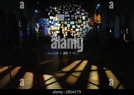 Londra, Regno Unito. 17th maggio, 2023. L'artista americano Sarah Sze ha installato una nuova opera d'arte nella vecchia sala d'attesa della stazione ferroviaria Peckham Rye di Londra, che è stata imbarcata per oltre 60 anni. Le immagini in continuo cambiamento vengono proiettate su fogli di carta disposti a forma di mezzo globo, mentre una colonna sonora di clic, battiti cardiaci e suoni amniotici delicati incoraggia lo spettatore a uno stato meditativo. La mostra, finanziata da Artangel, è aperta al pubblico venerdì 19 giugno, fino al 17 settembre. Credit: Rachel Royse/Alamy Live News Foto Stock