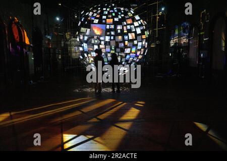 Londra, Regno Unito. 17th maggio, 2023. L'artista americano Sarah Sze ha installato una nuova opera d'arte nella vecchia sala d'attesa della stazione ferroviaria Peckham Rye di Londra, che è stata imbarcata per oltre 60 anni. Le immagini in continuo cambiamento vengono proiettate su fogli di carta disposti a forma di mezzo globo, mentre una colonna sonora di clic, battiti cardiaci e suoni amniotici delicati incoraggia lo spettatore a uno stato meditativo. La mostra, finanziata da Artangel, è aperta al pubblico venerdì 19 giugno, fino al 17 settembre. Credit: Rachel Royse/Alamy Live News Foto Stock