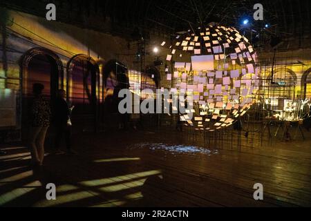 Londra, Regno Unito. 17th maggio, 2023. L'artista americano Sarah Sze ha installato una nuova opera d'arte nella vecchia sala d'attesa della stazione ferroviaria Peckham Rye di Londra, che è stata imbarcata per oltre 60 anni. Le immagini in continuo cambiamento vengono proiettate su fogli di carta disposti a forma di mezzo globo, mentre una colonna sonora di clic, battiti cardiaci e suoni amniotici delicati incoraggia lo spettatore a uno stato meditativo. La mostra, finanziata da Artangel, è aperta al pubblico venerdì 19 giugno, fino al 17 settembre. Credit: Rachel Royse/Alamy Live News Foto Stock