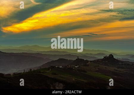 Coloratissimo tramonto sulle colline di Canossa, sotto i calanchi sotto il castello di Canossa e sullo sfondo il castello di Rossena. Canossa Foto Stock