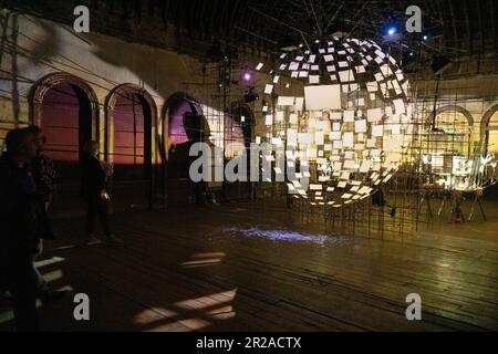 Londra, Regno Unito. 17th maggio, 2023. L'artista americano Sarah Sze ha installato una nuova opera d'arte nella vecchia sala d'attesa della stazione ferroviaria Peckham Rye di Londra, che è stata imbarcata per oltre 60 anni. Le immagini in continuo cambiamento vengono proiettate su fogli di carta disposti a forma di mezzo globo, mentre una colonna sonora di clic, battiti cardiaci e suoni amniotici delicati incoraggia lo spettatore a uno stato meditativo. La mostra, finanziata da Artangel, è aperta al pubblico venerdì 19 giugno, fino al 17 settembre. Credit: Rachel Royse/Alamy Live News Foto Stock