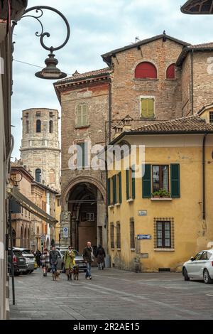 Scorci del centro storico di Reggio Emilia sullo sfondo il campanile ottagonale della Basilica di San Prospero. Emilia Romagna Foto Stock