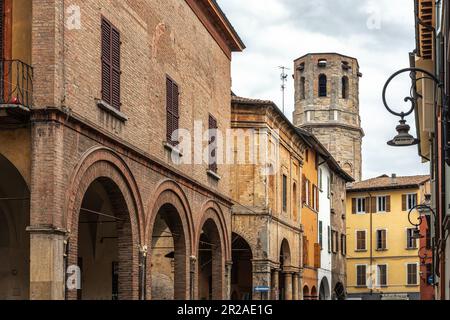 Scorci del centro storico di Reggio Emilia sullo sfondo il campanile ottagonale della Basilica di San Prospero. Emilia Romagna Foto Stock