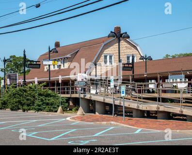 Bay Shore, New York, USA - 30 maggio 2022: La stazione ferroviaria di Bay Shore Long Island e il parcheggio erano utilizzati per portare i passeggeri al traghetto per Fire Island. Foto Stock