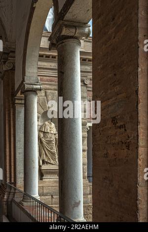 Scorci del complesso monumentale dei Chiostri di San Pietro, sullo sfondo la cupola della Chiesa di San Pietro a Reggio Emilia. Foto Stock