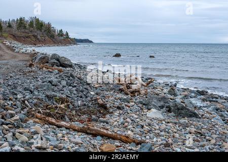 Litorale roccioso sullo stretto del Northumberland nella contea di Antigonish Nova Scotia preso all'inizio della primavera. Foto Stock