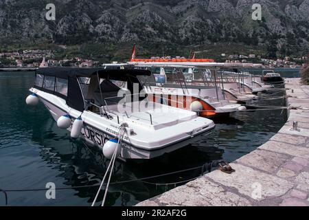 Montenegro, Apr 2023 - Taxi motoscafi ormeggiati a Kotor Harbor Marina Foto Stock
