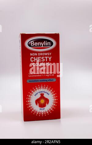 Benylin tosse sciroppo liquido medicina per chesty Tosse. Scatola isolata su sfondo bianco. Bottiglia di formula non sonnolenta. Foto Stock