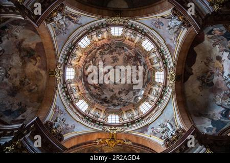 Vista interna della cupola di San Chiesa di Nicholas a Praga, Repubblica Ceca, un capolavoro barocco completato nel 1752. Foto Stock