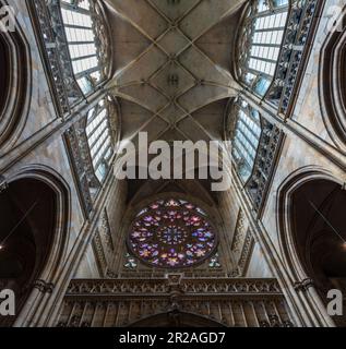 Vista interna della navata principale di St Cattedrale di Vito all'interno del complesso del Castello di Praga nella Repubblica Ceca. Foto Stock