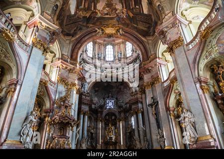 Vista interna della navata principale di St Chiesa di Nicholas a Praga, Repubblica Ceca, un capolavoro barocco completato nel 1752. Foto Stock